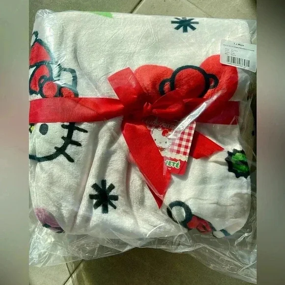 HELLO KITTY PINK PRESENTS THROW Christmas Winter 2024 - Picture 5 of 6